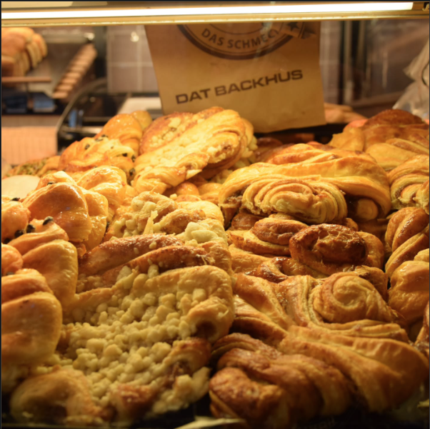 Frische Backwaren und Plunderteilchen in der Theke
