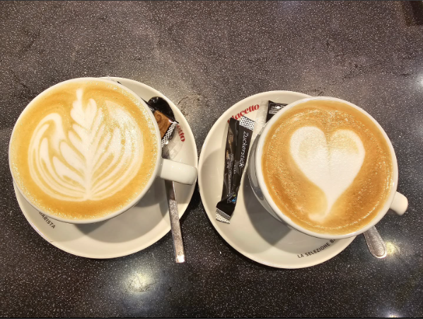 Zwei Cappuccino mit Latte-Art im Moorbek Café