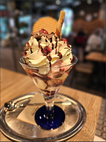 Eisbecher mit Sahne und Schokosauce