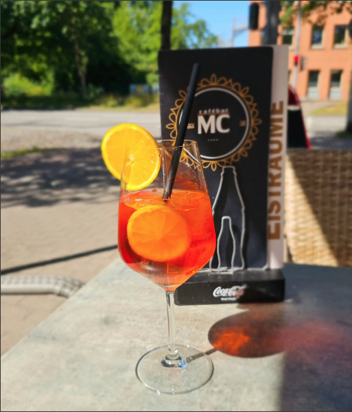 Aperol Spritz auf der Terrasse vor dem Café