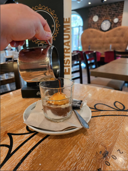 Affogato – heißer Espresso wird über Eis gegossen