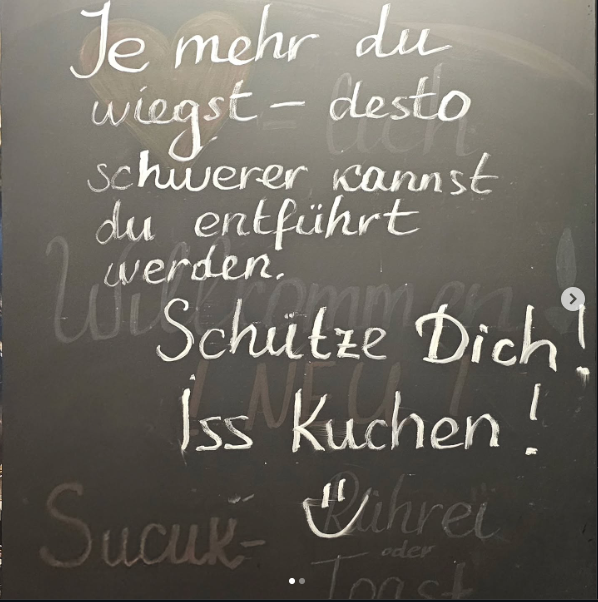 Handgeschriebene Tafel mit Spruch im Moorbek Café