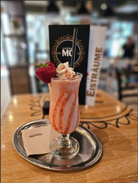 Erdbeer-Milchshake mit Sahne